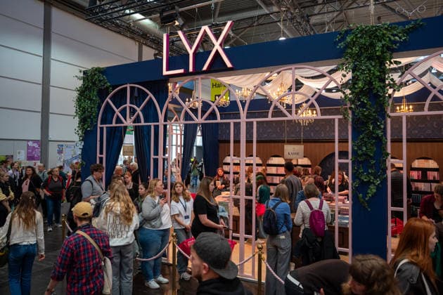Leipzig - Volle Hallen zum letzten Messetag: Abschluss auf der Leipziger Buchmesse 22.03.2026¨Leipzig, Messe-Allee (Leipziger Messe) im Foto: Stand des Buchverlags Lyx¨¨Am Sonntag hat die Leipziger Buchmesse noch einmal zahlreiche Besucher auf das Messegelände gelockt und einen lebendigen Abschluss des diesjährigen Events geboten. Besonders Familien, Literaturfans und Cosplay-Begeisterte nutzten den letzten Messetag, um durch die Hallen zu schlendern, Neuerscheinungen zu entdecken und Autorinnen und Autoren hautnah zu erleben. Neben gut besuchten Lesungen und Signierstunden stand vor allem der Austausch im Mittelpunkt: Gespräche über aktuelle gesellschaftliche Themen, neue Buchtrends und die Zukunft der Branche prägten das Copyright: xEHLxMedia Erik-HolmxLanghofx 20260322_buchmesse-leipzig-sonntag_24