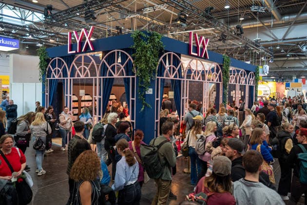 Leipzig - Volle Hallen zum letzten Messetag: Abschluss auf der Leipziger Buchmesse 22.03.2026¨Leipzig, Messe-Allee (Leipziger Messe) im Foto: Stand des Buchverlags Lyx¨¨Am Sonntag hat die Leipziger Buchmesse noch einmal zahlreiche Besucher auf das Messegelände gelockt und einen lebendigen Abschluss des diesjährigen Events geboten. Besonders Familien, Literaturfans und Cosplay-Begeisterte nutzten den letzten Messetag, um durch die Hallen zu schlendern, Neuerscheinungen zu entdecken und Autorinnen und Autoren hautnah zu erleben. Neben gut besuchten Lesungen und Signierstunden stand vor allem der Austausch im Mittelpunkt: Gespräche über aktuelle gesellschaftliche Themen, neue Buchtrends und die Zukunft der Branche prägten das Copyright: xEHLxMedia Erik-HolmxLanghofx 20260322_buchmesse-leipzig-sonntag_25