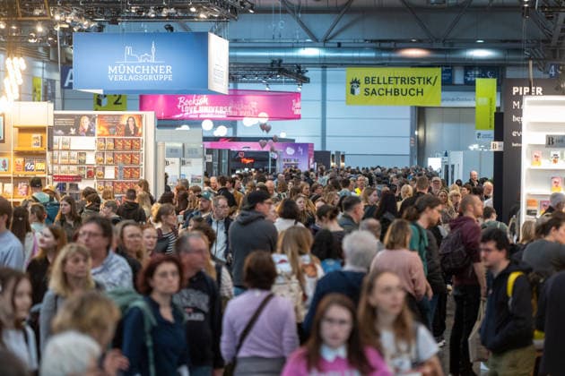 Leipzig - Volle Hallen zum letzten Messetag: Abschluss auf der Leipziger Buchmesse 22.03.2026¨Leipzig, Messe-Allee (Leipziger Messe) im Foto: Impressionen Leipziger Buchmesse¨¨Am Sonntag hat die Leipziger Buchmesse noch einmal zahlreiche Besucher auf das Messegelände gelockt und einen lebendigen Abschluss des diesjährigen Events geboten. Besonders Familien, Literaturfans und Cosplay-Begeisterte nutzten den letzten Messetag, um durch die Hallen zu schlendern, Neuerscheinungen zu entdecken und Autorinnen und Autoren hautnah zu erleben. Neben gut besuchten Lesungen und Signierstunden stand vor allem der Austausch im Mittelpunkt: Gespräche über aktuelle gesellschaftliche Themen, neue Buchtrends und die Zukunft der Branche prägten da Copyright: xEHLxMedia Erik-HolmxLanghofx 20260322_buchmesse-leipzig-sonntag_28