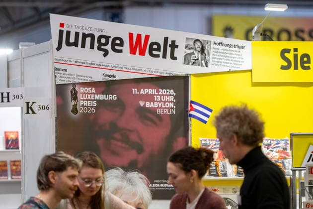Leipzig - Volle Hallen zum letzten Messetag: Abschluss auf der Leipziger Buchmesse 22.03.2026¨Leipzig, Messe-Allee (Leipziger Messe) im Foto: Stand der Zeitung junge Welt ¨Am Sonntag hat die Leipziger Buchmesse noch einmal zahlreiche Besucher auf das Messegelände gelockt und einen lebendigen Abschluss des diesjährigen Events geboten. Besonders Familien, Literaturfans und Cosplay-Begeisterte nutzten den letzten Messetag, um durch die Hallen zu schlendern, Neuerscheinungen zu entdecken und Autorinnen und Autoren hautnah zu erleben. Neben gut besuchten Lesungen und Signierstunden stand vor allem der Austausch im Mittelpunkt: Gespräche über aktuelle gesellschaftliche Themen, neue Buchtrends und die Zukunft der Branche prägten das Ges Copyright: xEHLxMedia Erik-HolmxLanghofx 20260322_buchmesse-leipzig-sonntag_29