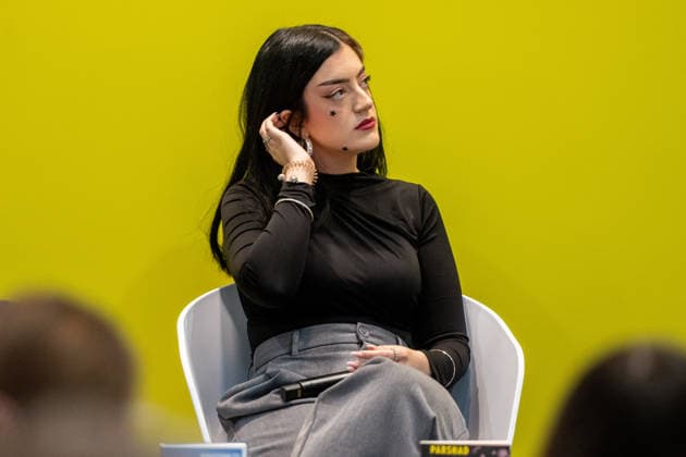 Leipzig - Volle Hallen zum letzten Messetag: Abschluss auf der Leipziger Buchmesse 22.03.2026¨Leipzig, Messe-Allee (Leipziger Messe) im Foto: Miriam Davoudvandi, Autorin ¨Am Sonntag hat die Leipziger Buchmesse noch einmal zahlreiche Besucher auf das Messegelände gelockt und einen lebendigen Abschluss des diesjährigen Events geboten. Besonders Familien, Literaturfans und Cosplay-Begeisterte nutzten den letzten Messetag, um durch die Hallen zu schlendern, Neuerscheinungen zu entdecken und Autorinnen und Autoren hautnah zu erleben. Neben gut besuchten Lesungen und Signierstunden stand vor allem der Austausch im Mittelpunkt: Gespräche über aktuelle gesellschaftliche Themen, neue Buchtrends und die Zukunft der Branche prägten das Gesch Copyright: xEHLxMedia Erik-HolmxLanghofx 20260322_buchmesse-leipzig-sonntag_37
