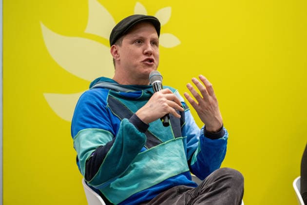 Leipzig - Volle Hallen zum letzten Messetag: Abschluss auf der Leipziger Buchmesse 22.03.2026¨Leipzig, Messe-Allee (Leipziger Messe) im Foto: Sebastian Rabsahl (Sebastian 23), Autor ¨Am Sonntag hat die Leipziger Buchmesse noch einmal zahlreiche Besucher auf das Messegelände gelockt und einen lebendigen Abschluss des diesjährigen Events geboten. Besonders Familien, Literaturfans und Cosplay-Begeisterte nutzten den letzten Messetag, um durch die Hallen zu schlendern, Neuerscheinungen zu entdecken und Autorinnen und Autoren hautnah zu erleben. Neben gut besuchten Lesungen und Signierstunden stand vor allem der Austausch im Mittelpunkt: Gespräche über aktuelle gesellschaftliche Themen, neue Buchtrends und die Zukunft der Branche prägt Copyright: xEHLxMedia Erik-HolmxLanghofx 20260322_buchmesse-leipzig-sonntag_48