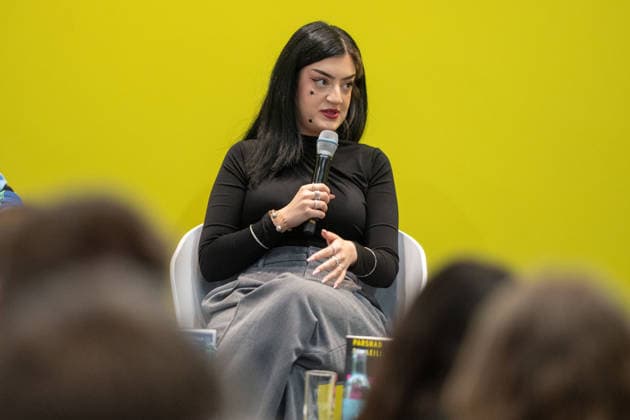 Leipzig - Volle Hallen zum letzten Messetag: Abschluss auf der Leipziger Buchmesse 22.03.2026¨Leipzig, Messe-Allee (Leipziger Messe) im Foto: Parshad Esmaeili, Entertainerin und Stand-up-Comedienne ¨Am Sonntag hat die Leipziger Buchmesse noch einmal zahlreiche Besucher auf das Messegelände gelockt und einen lebendigen Abschluss des diesjährigen Events geboten. Besonders Familien, Literaturfans und Cosplay-Begeisterte nutzten den letzten Messetag, um durch die Hallen zu schlendern, Neuerscheinungen zu entdecken und Autorinnen und Autoren hautnah zu erleben. Neben gut besuchten Lesungen und Signierstunden stand vor allem der Austausch im Mittelpunkt: Gespräche über aktuelle gesellschaftliche Themen, neue Buchtrends und die Zukunft de Copyright: xEHLxMedia Erik-HolmxLanghofx 20260322_buchmesse-leipzig-sonntag_49