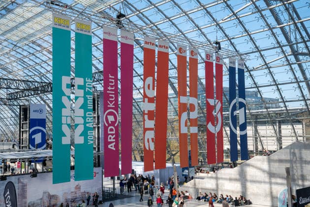 Leipzig - Volle Hallen zum letzten Messetag: Abschluss auf der Leipziger Buchmesse 22.03.2026¨Leipzig, Messe-Allee (Leipziger Messe) im Foto: Werbebanner von Kika, ARD Kultur, arte, ZDF, 3Sat und der ARD in der Glashalle ¨Am Sonntag hat die Leipziger Buchmesse noch einmal zahlreiche Besucher auf das Messegelände gelockt und einen lebendigen Abschluss des diesjährigen Events geboten. Besonders Familien, Literaturfans und Cosplay-Begeisterte nutzten den letzten Messetag, um durch die Hallen zu schlendern, Neuerscheinungen zu entdecken und Autorinnen und Autoren hautnah zu erleben. Neben gut besuchten Lesungen und Signierstunden stand vor allem der Austausch im Mittelpunkt: Gespräche über aktuelle gesellschaftliche Themen, neue Buchtr Copyright: xEHLxMedia Erik-HolmxLanghofx 20260322_buchmesse-leipzig-sonntag_60