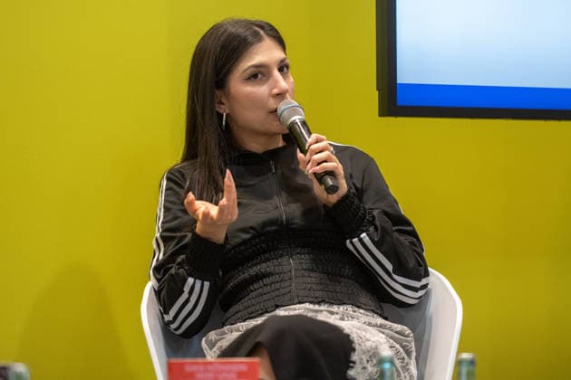 Leipzig - Volle Hallen zum letzten Messetag: Abschluss auf der Leipziger Buchmesse 22.03.2026¨Leipzig, Messe-Allee (Leipziger Messe) im Foto: Miriam Davoudvandi, Autorin ¨Am Sonntag hat die Leipziger Buchmesse noch einmal zahlreiche Besucher auf das Messegelände gelockt und einen lebendigen Abschluss des diesjährigen Events geboten. Besonders Familien, Literaturfans und Cosplay-Begeisterte nutzten den letzten Messetag, um durch die Hallen zu schlendern, Neuerscheinungen zu entdecken und Autorinnen und Autoren hautnah zu erleben. Neben gut besuchten Lesungen und Signierstunden stand vor allem der Austausch im Mittelpunkt: Gespräche über aktuelle gesellschaftliche Themen, neue Buchtrends und die Zukunft der Branche prägten das Gesch Copyright: xEHLxMedia Erik-HolmxLanghofx 20260322_buchmesse-leipzig-sonntag_40