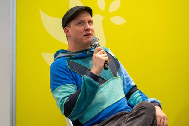Leipzig - Volle Hallen zum letzten Messetag: Abschluss auf der Leipziger Buchmesse 22.03.2026¨Leipzig, Messe-Allee (Leipziger Messe) im Foto: Sebastian Rabsahl (Sebastian 23), Autor ¨Am Sonntag hat die Leipziger Buchmesse noch einmal zahlreiche Besucher auf das Messegelände gelockt und einen lebendigen Abschluss des diesjährigen Events geboten. Besonders Familien, Literaturfans und Cosplay-Begeisterte nutzten den letzten Messetag, um durch die Hallen zu schlendern, Neuerscheinungen zu entdecken und Autorinnen und Autoren hautnah zu erleben. Neben gut besuchten Lesungen und Signierstunden stand vor allem der Austausch im Mittelpunkt: Gespräche über aktuelle gesellschaftliche Themen, neue Buchtrends und die Zukunft der Branche prägt Copyright: xEHLxMedia Erik-HolmxLanghofx 20260322_buchmesse-leipzig-sonntag_43