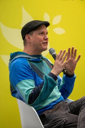 Leipzig - Volle Hallen zum letzten Messetag: Abschluss auf der Leipziger Buchmesse 22.03.2026¨Leipzig, Messe-Allee (Leipziger Messe) im Foto: Sebastian Rabsahl (Sebastian 23), Autor ¨Am Sonntag hat die Leipziger Buchmesse noch einmal zahlreiche Besucher auf das Messegelände gelockt und einen lebendigen Abschluss des diesjährigen Events geboten. Besonders Familien, Literaturfans und Cosplay-Begeisterte nutzten den letzten Messetag, um durch die Hallen zu schlendern, Neuerscheinungen zu entdecken und Autorinnen und Autoren hautnah zu erleben. Neben gut besuchten Lesungen und Signierstunden stand vor allem der Austausch im Mittelpunkt: Gespräche über aktuelle gesellschaftliche Themen, neue Buchtrends und die Zukunft der Branche prägt Copyright: xEHLxMedia Erik-HolmxLanghofx 20260322_buchmesse-leipzig-sonntag_46
