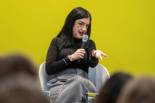 Leipzig - Volle Hallen zum letzten Messetag: Abschluss auf der Leipziger Buchmesse 22.03.2026¨Leipzig, Messe-Allee (Leipziger Messe) im Foto: Parshad Esmaeili, Entertainerin und Stand-up-Comedienne ¨Am Sonntag hat die Leipziger Buchmesse noch einmal zahlreiche Besucher auf das Messegelände gelockt und einen lebendigen Abschluss des diesjährigen Events geboten. Besonders Familien, Literaturfans und Cosplay-Begeisterte nutzten den letzten Messetag, um durch die Hallen zu schlendern, Neuerscheinungen zu entdecken und Autorinnen und Autoren hautnah zu erleben. Neben gut besuchten Lesungen und Signierstunden stand vor allem der Austausch im Mittelpunkt: Gespräche über aktuelle gesellschaftliche Themen, neue Buchtrends und die Zukunft de Copyright: xEHLxMedia Erik-HolmxLanghofx 20260322_buchmesse-leipzig-sonntag_50