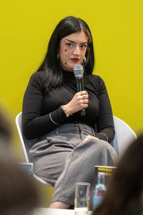 Leipzig - Volle Hallen zum letzten Messetag: Abschluss auf der Leipziger Buchmesse 22.03.2026¨Leipzig, Messe-Allee (Leipziger Messe) im Foto: Parshad Esmaeili, Entertainerin und Stand-up-Comedienne ¨Am Sonntag hat die Leipziger Buchmesse noch einmal zahlreiche Besucher auf das Messegelände gelockt und einen lebendigen Abschluss des diesjährigen Events geboten. Besonders Familien, Literaturfans und Cosplay-Begeisterte nutzten den letzten Messetag, um durch die Hallen zu schlendern, Neuerscheinungen zu entdecken und Autorinnen und Autoren hautnah zu erleben. Neben gut besuchten Lesungen und Signierstunden stand vor allem der Austausch im Mittelpunkt: Gespräche über aktuelle gesellschaftliche Themen, neue Buchtrends und die Zukunft de Copyright: xEHLxMedia Erik-HolmxLanghofx 20260322_buchmesse-leipzig-sonntag_51