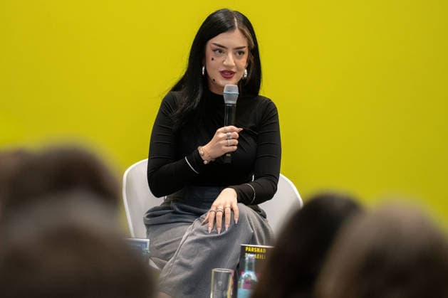 Leipzig - Volle Hallen zum letzten Messetag: Abschluss auf der Leipziger Buchmesse 22.03.2026¨Leipzig, Messe-Allee (Leipziger Messe) im Foto: Parshad Esmaeili, Entertainerin und Stand-up-Comedienne ¨Am Sonntag hat die Leipziger Buchmesse noch einmal zahlreiche Besucher auf das Messegelände gelockt und einen lebendigen Abschluss des diesjährigen Events geboten. Besonders Familien, Literaturfans und Cosplay-Begeisterte nutzten den letzten Messetag, um durch die Hallen zu schlendern, Neuerscheinungen zu entdecken und Autorinnen und Autoren hautnah zu erleben. Neben gut besuchten Lesungen und Signierstunden stand vor allem der Austausch im Mittelpunkt: Gespräche über aktuelle gesellschaftliche Themen, neue Buchtrends und die Zukunft de Copyright: xEHLxMedia Erik-HolmxLanghofx 20260322_buchmesse-leipzig-sonntag_52