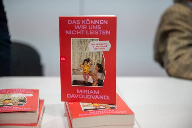 Leipzig - Volle Hallen zum letzten Messetag: Abschluss auf der Leipziger Buchmesse 22.03.2026¨Leipzig, Messe-Allee (Leipziger Messe) im Foto: Buch Das können wir uns nicht leisten von Autorin Miriam Davoudvandi ¨Am Sonntag hat die Leipziger Buchmesse noch einmal zahlreiche Besucher auf das Messegelände gelockt und einen lebendigen Abschluss des diesjährigen Events geboten. Besonders Familien, Literaturfans und Cosplay-Begeisterte nutzten den letzten Messetag, um durch die Hallen zu schlendern, Neuerscheinungen zu entdecken und Autorinnen und Autoren hautnah zu erleben. Neben gut besuchten Lesungen und Signierstunden stand vor allem der Austausch im Mittelpunkt: Gespräche über aktuelle gesellschaftliche Themen, neue Buchtrend Copyright: xEHLxMedia Erik-HolmxLanghofx 20260322_buchmesse-leipzig-sonntag_53