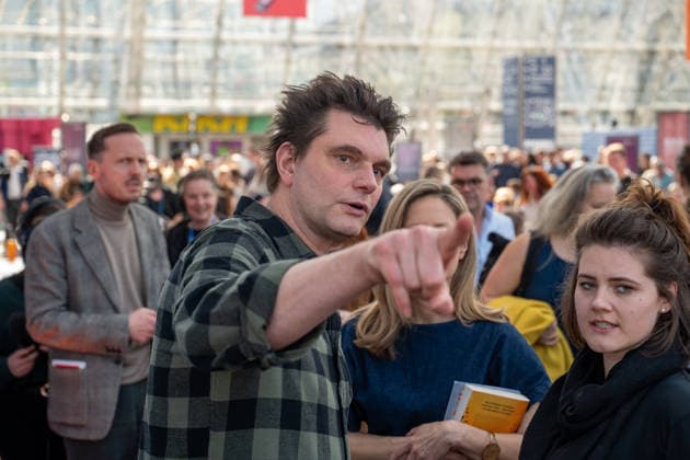 Leipzig - Volle Hallen zum letzten Messetag: Abschluss auf der Leipziger Buchmesse 22.03.2026¨Leipzig, Messe-Allee (Leipziger Messe) im Foto: Lutz van der Horst mit seinem Buch Konfetti-Blues auf der Bühne von ARD, ZDF und 3sat in der Glashalle ¨Am Sonntag hat die Leipziger Buchmesse noch einmal zahlreiche Besucher auf das Messegelände gelockt und einen lebendigen Abschluss des diesjährigen Events geboten. Besonders Familien, Literaturfans und Cosplay-Begeisterte nutzten den letzten Messetag, um durch die Hallen zu schlendern, Neuerscheinungen zu entdecken und Autorinnen und Autoren hautnah zu erleben. Neben gut besuchten Lesungen und Signierstunden stand vor allem der Austausch im Mittelpunkt: Gespräche über aktuelle gesell Copyright: xEHLxMedia Erik-HolmxLanghofx 20260322_buchmesse-leipzig-sonntag_71