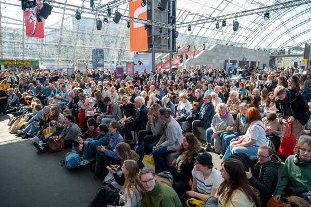 Leipzig - Volle Hallen zum letzten Messetag: Abschluss auf der Leipziger Buchmesse 22.03.2026¨Leipzig, Messe-Allee (Leipziger Messe) im Foto: Publikum vor der Bühne von ARD, ZDF und 3Sat ¨Am Sonntag hat die Leipziger Buchmesse noch einmal zahlreiche Besucher auf das Messegelände gelockt und einen lebendigen Abschluss des diesjährigen Events geboten. Besonders Familien, Literaturfans und Cosplay-Begeisterte nutzten den letzten Messetag, um durch die Hallen zu schlendern, Neuerscheinungen zu entdecken und Autorinnen und Autoren hautnah zu erleben. Neben gut besuchten Lesungen und Signierstunden stand vor allem der Austausch im Mittelpunkt: Gespräche über aktuelle gesellschaftliche Themen, neue Buchtrends und die Zukunft der Branche Copyright: xEHLxMedia Erik-HolmxLanghofx 20260322_buchmesse-leipzig-sonntag_73