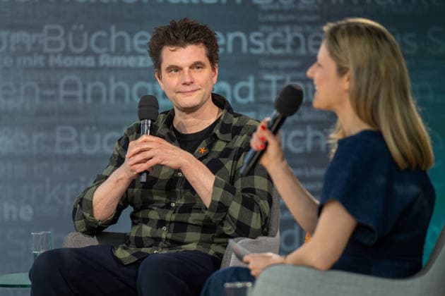 Leipzig - Volle Hallen zum letzten Messetag: Abschluss auf der Leipziger Buchmesse 22.03.2026¨Leipzig, Messe-Allee (Leipziger Messe) im Foto: Lutz van der Horst mit seinem Buch Konfetti-Blues auf der Bühne von ARD, ZDF und 3sat in der Glashalle ¨Am Sonntag hat die Leipziger Buchmesse noch einmal zahlreiche Besucher auf das Messegelände gelockt und einen lebendigen Abschluss des diesjährigen Events geboten. Besonders Familien, Literaturfans und Cosplay-Begeisterte nutzten den letzten Messetag, um durch die Hallen zu schlendern, Neuerscheinungen zu entdecken und Autorinnen und Autoren hautnah zu erleben. Neben gut besuchten Lesungen und Signierstunden stand vor allem der Austausch im Mittelpunkt: Gespräche über aktuelle gesell Copyright: xEHLxMedia Erik-HolmxLanghofx 20260322_buchmesse-leipzig-sonntag_76