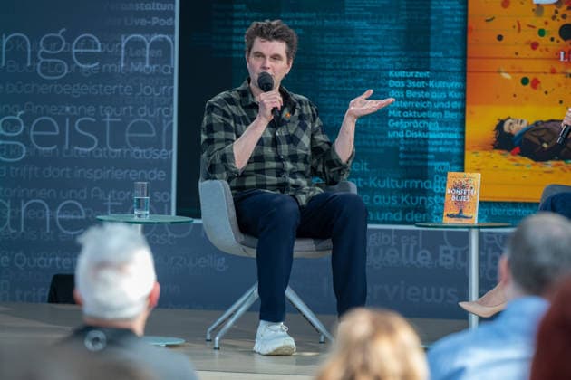 Leipzig - Volle Hallen zum letzten Messetag: Abschluss auf der Leipziger Buchmesse 22.03.2026¨Leipzig, Messe-Allee (Leipziger Messe) im Foto: Lutz van der Horst mit seinem Buch Konfetti-Blues auf der Bühne von ARD, ZDF und 3sat in der Glashalle ¨Am Sonntag hat die Leipziger Buchmesse noch einmal zahlreiche Besucher auf das Messegelände gelockt und einen lebendigen Abschluss des diesjährigen Events geboten. Besonders Familien, Literaturfans und Cosplay-Begeisterte nutzten den letzten Messetag, um durch die Hallen zu schlendern, Neuerscheinungen zu entdecken und Autorinnen und Autoren hautnah zu erleben. Neben gut besuchten Lesungen und Signierstunden stand vor allem der Austausch im Mittelpunkt: Gespräche über aktuelle gesell Copyright: xEHLxMedia Erik-HolmxLanghofx 20260322_buchmesse-leipzig-sonntag_85