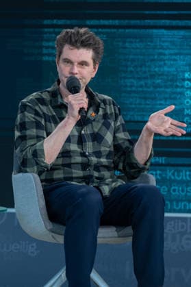 Leipzig - Volle Hallen zum letzten Messetag: Abschluss auf der Leipziger Buchmesse 22.03.2026¨Leipzig, Messe-Allee (Leipziger Messe) im Foto: Lutz van der Horst mit seinem Buch Konfetti-Blues auf der Bühne von ARD, ZDF und 3sat in der Glashalle ¨Am Sonntag hat die Leipziger Buchmesse noch einmal zahlreiche Besucher auf das Messegelände gelockt und einen lebendigen Abschluss des diesjährigen Events geboten. Besonders Familien, Literaturfans und Cosplay-Begeisterte nutzten den letzten Messetag, um durch die Hallen zu schlendern, Neuerscheinungen zu entdecken und Autorinnen und Autoren hautnah zu erleben. Neben gut besuchten Lesungen und Signierstunden stand vor allem der Austausch im Mittelpunkt: Gespräche über aktuelle gesell Copyright: xEHLxMedia Erik-HolmxLanghofx 20260322_buchmesse-leipzig-sonntag_86