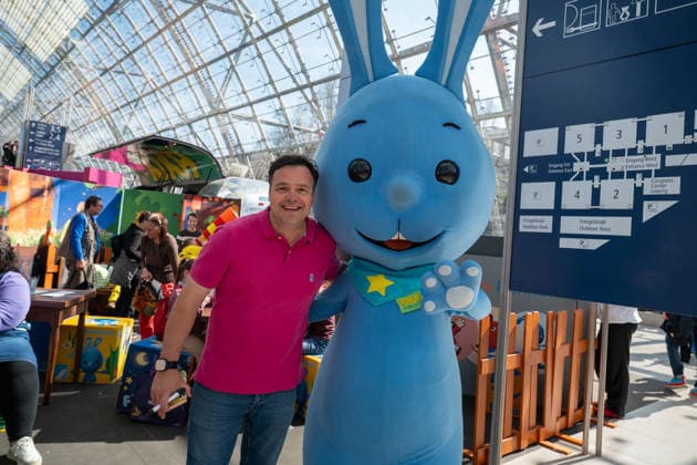 Leipzig - Volle Hallen zum letzten Messetag: Abschluss auf der Leipziger Buchmesse 22.03.2026¨Leipzig, Messe-Allee (Leipziger Messe) im Foto: Kikaninchen mit Moderator Christian Bahrmann am Stand vom Kika in der Glashalle ¨Am Sonntag hat die Leipziger Buchmesse noch einmal zahlreiche Besucher auf das Messegelände gelockt und einen lebendigen Abschluss des diesjährigen Events geboten. Besonders Familien, Literaturfans und Cosplay-Begeisterte nutzten den letzten Messetag, um durch die Hallen zu schlendern, Neuerscheinungen zu entdecken und Autorinnen und Autoren hautnah zu erleben. Neben gut besuchten Lesungen und Signierstunden stand vor allem der Austausch im Mittelpunkt: Gespräche über aktuelle gesellschaftliche Themen, neue Buc Copyright: xEHLxMedia Erik-HolmxLanghofx 20260322_buchmesse-leipzig-sonntag_92