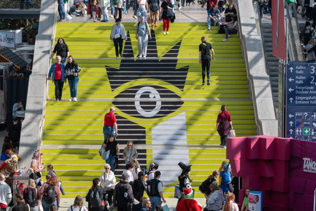 Leipzig - Volle Hallen zum letzten Messetag: Abschluss auf der Leipziger Buchmesse 22.03.2026¨Leipzig, Messe-Allee (Leipziger Messe) im Foto: Impressionen Leipziger Buchmesse¨¨Am Sonntag hat die Leipziger Buchmesse noch einmal zahlreiche Besucher auf das Messegelände gelockt und einen lebendigen Abschluss des diesjährigen Events geboten. Besonders Familien, Literaturfans und Cosplay-Begeisterte nutzten den letzten Messetag, um durch die Hallen zu schlendern, Neuerscheinungen zu entdecken und Autorinnen und Autoren hautnah zu erleben. Neben gut besuchten Lesungen und Signierstunden stand vor allem der Austausch im Mittelpunkt: Gespräche über aktuelle gesellschaftliche Themen, neue Buchtrends und die Zukunft der Branche prägten da Copyright: xEHLxMedia Erik-HolmxLanghofx 20260322_buchmesse-leipzig-sonntag_94