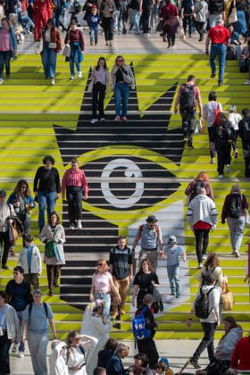 Leipzig - Volle Hallen zum letzten Messetag: Abschluss auf der Leipziger Buchmesse 22.03.2026¨Leipzig, Messe-Allee (Leipziger Messe) im Foto: Impressionen Leipziger Buchmesse¨¨Am Sonntag hat die Leipziger Buchmesse noch einmal zahlreiche Besucher auf das Messegelände gelockt und einen lebendigen Abschluss des diesjährigen Events geboten. Besonders Familien, Literaturfans und Cosplay-Begeisterte nutzten den letzten Messetag, um durch die Hallen zu schlendern, Neuerscheinungen zu entdecken und Autorinnen und Autoren hautnah zu erleben. Neben gut besuchten Lesungen und Signierstunden stand vor allem der Austausch im Mittelpunkt: Gespräche über aktuelle gesellschaftliche Themen, neue Buchtrends und die Zukunft der Branche prägten da Copyright: xEHLxMedia Erik-HolmxLanghofx 20260322_buchmesse-leipzig-sonntag_95