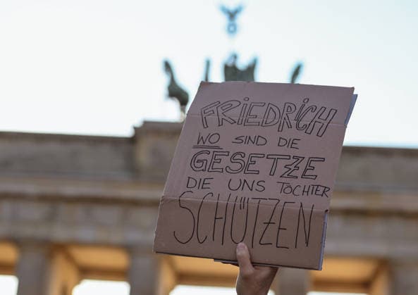 News Bilder des Tages 22.03.2026, xlakx, Demonstration, Gegen sexualisierte digitale Gewalt Solidarität mit allen Opfern v.l. Ein Plakat mit der Aufschrift Friedrich wo sind die Gesetzte die uns Töchter schützen bei der Demonstration in Berlin. Berlin *** 22 03 2026, xlakx, Demonstration, Against sexualized digital violence Solidarity with all victims v l A poster with the inscription Friedrich wo sind die Gesetzte die uns Töchter schützen at the demonstration in Berlin Berlin Daniel Lakomski