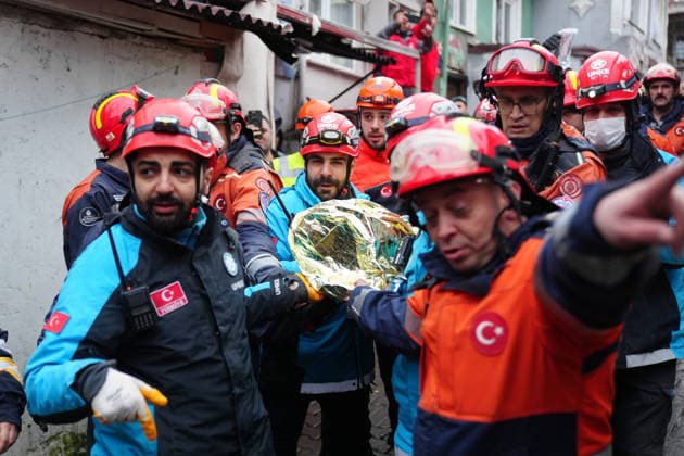 News Bilder des Tages Gas explosion collapses two buildings in Istanbul’s Fatih district ISTANBUL, TURKIYE - MARCH 22: Emergency teams continue search and rescue operations after two buildings collapse following a natural gas explosion in Ayvansaray neighborhood of Fatih district in Istanbul, Turkiye, on March 22, 2026. Bunyamin Celik Anadolu Istanbul Turkey. Editorial use only. Please get in touch for any other usage.  Copyright: x2026xAnadoluxBunyaminxCelikx