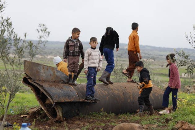 News Bilder des Tages An Iranian missile landed in the Quneitra province in southern Syria QUNEITRA, SYRIA - MARCH 22: Children are seen on the wreckage of an Iranian missile that fell near the village of Zubeyda village after being destroyed by air defense systems in the Quneitra province of southern Syria on March 22, 2026. No casualties or injuries were reported as a result of the rocket landing in an empty field. Enver Asfur Anadolu Quneitra Syria. Editorial use only. Please get in touch for any other usage.  Copyright: x2026xAnadoluxEnverxAsfurx