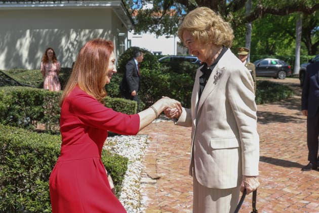 Queen Sofía of Spain (R) greets the Spanish Consul in Miami, Belen Alfaro Hernandez (L), prior to the signing of a partnership agreement between the Queen Sofía Spanish Institute and the International Studies Foundation in Miami, United States, 22 March 2026. Miami Welcomes Queen Sofía to Strengthen Cultural Collaboration !ACHTUNG: NUR REDAKTIONELLE NUTZUNG!  Copyright: xGiorgioxVierax AME6527 20260322-55019783778_1