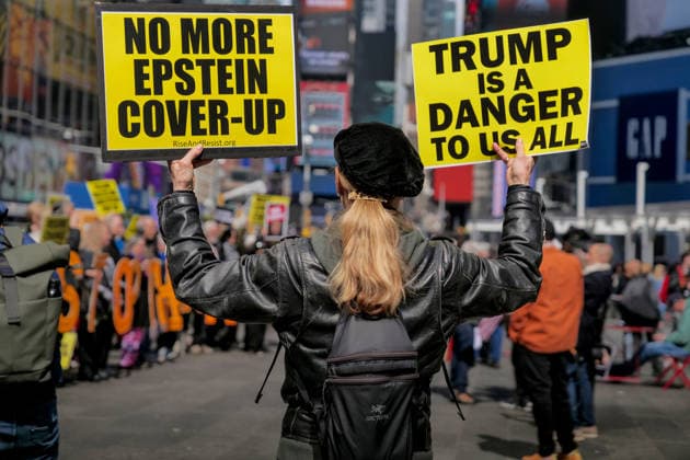 News Bilder des Tages March 22, 2026, New York, New York, USA: No War With Iran rally at the Times Square Recruiting Station.Times Square NYC. Demonstration against Trump and the Middle East.War. New York USA - ZUMAh156 20260322_znp_h156_005 Copyright: xMiloxHessx