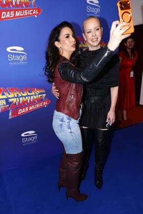 Sila Sahin and Isabel Edvardsson at the Zurueck in die Zukunft musical premiere on 22 03 2026 at the Stage Operettenhaus in Hamburg Zurueck in die Zukunft musical premiere in Hamburg