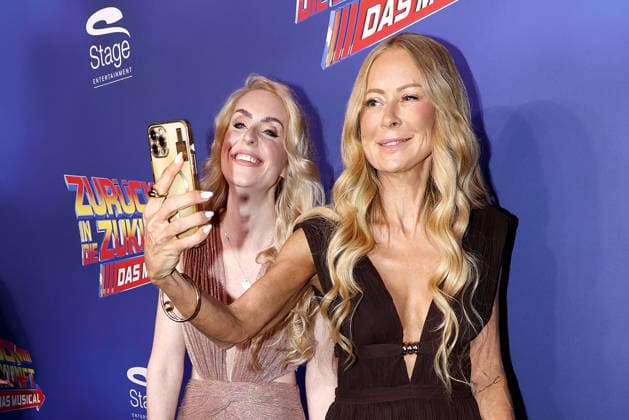 Juliane Golbsand Jenny Elvers at the Zurueck in die Zukunft musical premiere on 22 03 2026 at the Stage Operettenhaus in Hamburg Zurueck in die Zukunft musical premiere in Hamburg