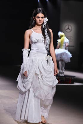 Mercedes-Benz Fashion Week Madrid in Spain - 22 Mar 2026 A model walks the runway wearing a design by Mericusan during Mercedes-Benz Fashion Week de Madrid in IFEMA. Madrid Spain Copyright: xAtilanoxGarciax xSOPAxImagesx photos10265