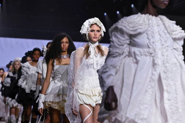 Mercedes-Benz Fashion Week Madrid in Spain - 22 Mar 2026 Models walk the runway wearing a design by Mericusan during Mercedes-Benz Fashion Week de Madrid in IFEMA. Madrid Spain Copyright: xAtilanoxGarciax xSOPAxImagesx photos10271
