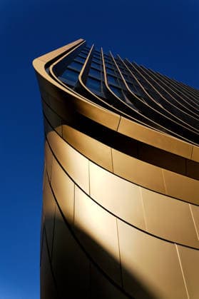 Creative Highlights World Masarycka MSD Masaryk Station Entwicklung Büro und Einzelhandel Gebäude von Zaha Hadid Architekten mit goldener Fassade am 19. November 2025 in Prag, Tschechische Republik. Masarycka MSD Masaryk Station Entwicklung Büro und Einzelhandel Gebäude von Zaha Hadid Architekten mit goldener Fassade am 19. November 2025 in Prag, Tschechische Republik. (License=RM) Copyright: xZoonar.com JosefxKube?x 24291208