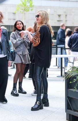 Celebrities Attend The Hunger Games On Stage Special Matinee Performance In London Laura Whitmore seen attending a special matinee performance of The Hunger Games On Stage to celebrate the 14th Anniversary of the UK Release of Lionsgate’s film The Hunger Games. The event took place at the Troubadour Canary Wharf Theatre in London. London United Kingdom Copyright: xBrettxCovex xSOPAxImagesx Laura BDC_9314