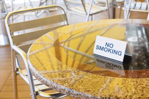 Rauchverbot im Café des Kreuzfahrtschiffs im Freien No smoking table in outdoor cafe of cruise liner Copyright: imageBROKER VVxVoennyy ibxiqx16718832.jpg