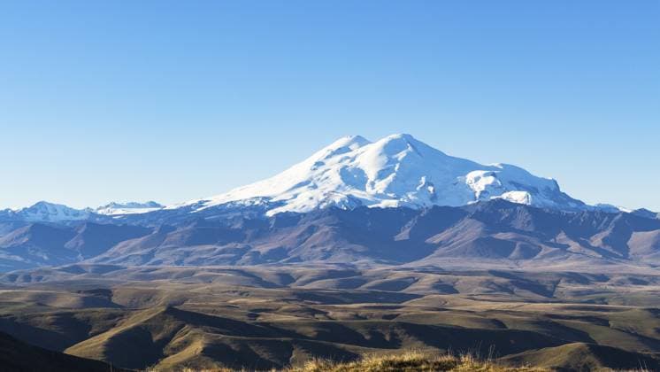 Reise in die Region Nordkaukasus Panoramablick auf den Elbrus vom Bermamyt Plateau am Herbstmorgen Travel to North Caucasus region region - panoramic view of Mount Elbrus from Bermamyt Plateau at autumn morning Copyright: imageBROKER ValeriyxVoennyy ibxiqx16786161.jpg