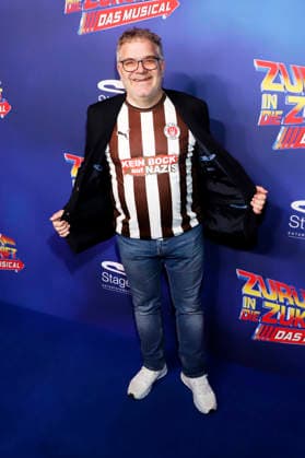 Elton at the premiere of the musical Back to the Future at Stage Operettenhaus Hamburg, 22 03 2026 Foto:xgbrcix xFuturexImagex zukunft_6341