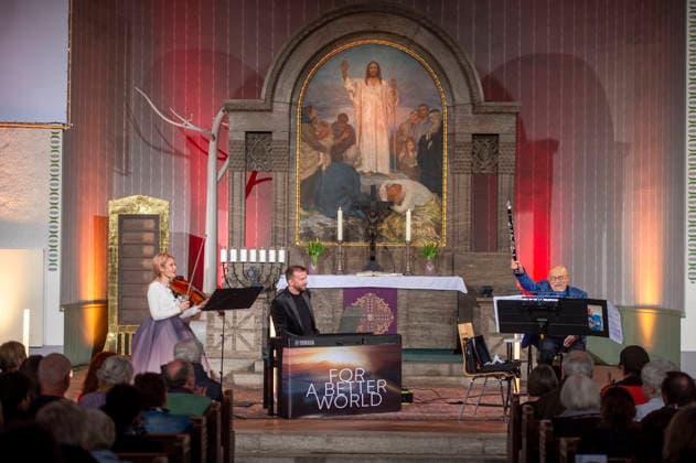 Concert Feidmann 2026 Chemnitz Giora Feidmann made a guest appearance at the Lutherkirche Chemnitz, He brings a unique musical experience to the stage with his tour For a Better World 2026 Giora Feidman is a clarinettist and instrumental soloist of klezmer music Due to his success in music, he is refer