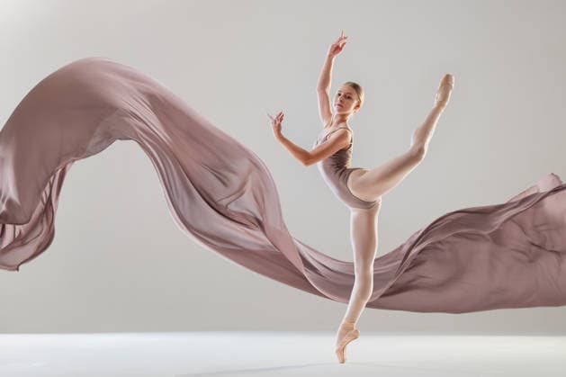 Young ballerina dancing with developing beige fabric Saint Petersburg, Saint Petersburg, Russia CR_YFCG260318-1986371-01 ,model released, Symbolfoto