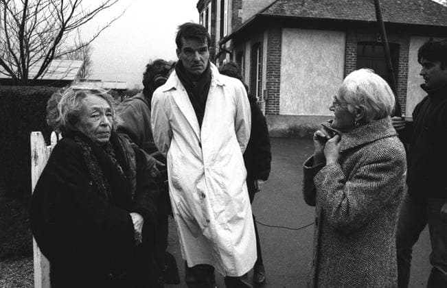 Portrait of Marguerite Duras (pen name of Marguerite Donnadieu) and Benoit Jacquot (director) on the set of his movie La Mort du jeune aviateur anglais 1992 Helene BAMBERGER Opale.photo la reproduction sous forme de tirage de cette image est soumise a une demande prealable d autorisation a l agence Opale.photo RECORD DATE NOT STATED *** Portrait of Marguerite Duras pen name of Marguerite Donnadieu and Benoit Jacquot director on the set of his movie La Mort du jeune aviateur anglais 1992 Helene BAMBERGER Opale photo reproduction in print form of this image is subject to prior authorization from the Opale photo agency RECORD DATE NOT STATED  Copyright: x HelenexBAMBERGER Opale.photox