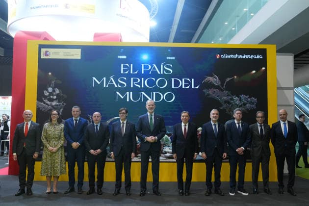 The King inaugurates the International Food and Beverages Exhibition Alimentaria 2026, which celebrates its 50th anniversary King Felipe VI with the President of the Generalitat, Salvador Illa 5i the Minister of Agriculture, Fisheries and Food, Luis Planas 5d , and the Mayor of Barcelona, Jaume Collboni 4d , during the inauguration of the International Food and Beverages Exhibition Alimentaria 2026, at the Fira de Barcelona, 23 March 2026, in L Hospitalet de Llobregat, Barcelona, Catalonia Spain The show brings together the entire value chain of the food sector, from retail to hotels, restaurants and cafes The event coincides with the 50th anniversary of Alimentaria, which was born in 1976 as the first major professional show in Spain dedi Copyright: xDavidxZorrakinox 7389498
