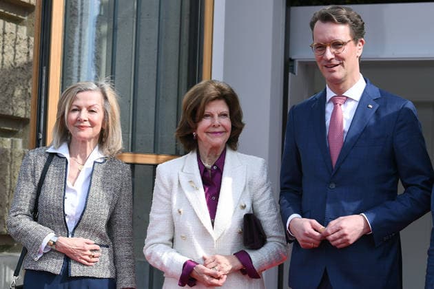 Prime Minister Hendrik Wüst receives Her Majesty Queen Silvia of Sweden on 23 March 2026 in the State Chancellery in Düsseldorf Veronika Wand Danielsson Ambassador Schedens to Germany , left Queen Silvia of Sweden, center Hendrik Wüst Prime Minister of North Rhine-Westphalia , right xRx