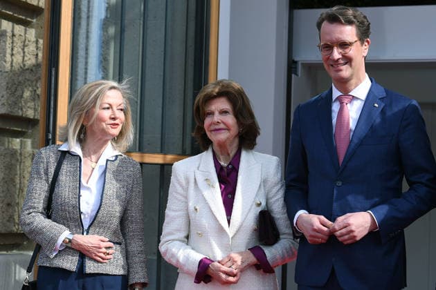 Prime Minister Hendrik Wüst receives Her Majesty Queen Silvia of Sweden on 23 March 2026 in the State Chancellery in Düsseldorf Veronika Wand Danielsson Ambassador Schedens to Germany , left Queen Silvia of Sweden, center Hendrik Wüst Prime Minister of North Rhine-Westphalia , right xRx
