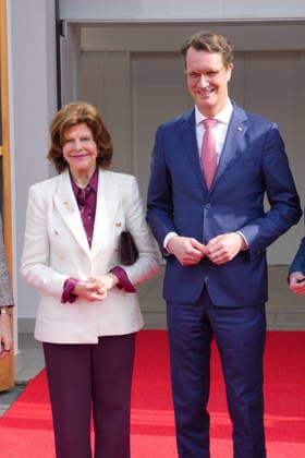 NRW State Premier Wuest welcomes Queen Silvia of Sweden NRW State Premier Hendrik Wuest together with Queen Silvia of Sweden in front of the NRW State Chancellery in, Duesseldorf, 23 03 2026 Duesseldorf NRW Germany