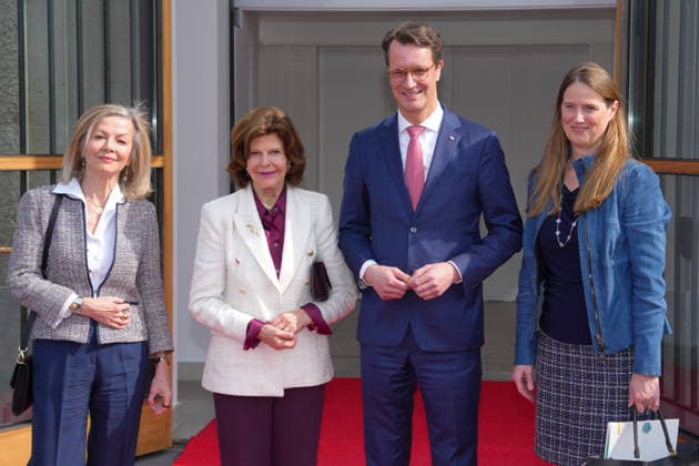 NRW State Premier Wuest welcomes Queen Silvia of Sweden NRW State Premier Hendrik Wuest together with Queen Silvia of Sweden, Ambassador Veronika Wand Danielsson and an interpreter in front of the NRW State Chancellery in, Duesseldorf, 23 03 2026 Duesseldorf NRW Germany