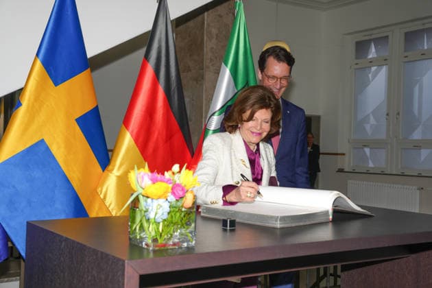 NRW State Premier Wuest welcomes Queen Silvia of Sweden Queen Silvia of Sweden signs the Golden Book of the State Chancellery next to NRW State Premier Hendrik Wuest Duesseldorf, 23 03 2026 Duesseldorf NRW Germany