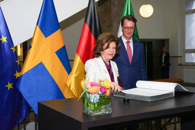 NRW State Premier Wuest welcomes Queen Silvia of Sweden Queen Silvia of Sweden signs the Golden Book of the State Chancellery next to NRW State Premier Hendrik Wuest Duesseldorf, 23 03 2026 Duesseldorf NRW Germany