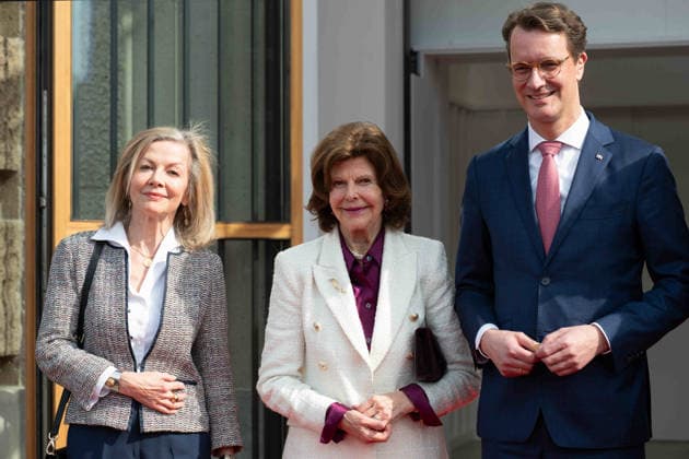 Hendrik WUEST, Wüst, CDU, State Premier of North Rhine-Westphalia, welcomes Queen SILVIA of SWEDEN, left Viktoria WAND DANIELSSON, Swedish Ambassador to Germany, at the State Chancellery in Duesseldorf on 23 03 2026
