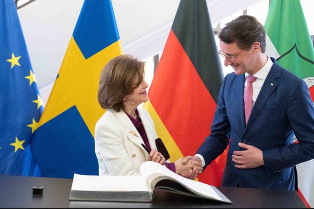 Queen SILVIA of SWEDEN, signs the golden book of the state government, Hendrik WUEST, Wüst, CDU, State Premier of North Rhine-Westphalia, welcomes Queen SILVIA of SWEDEN, in the State Chancellery in Duesseldorf on 23 03 2026