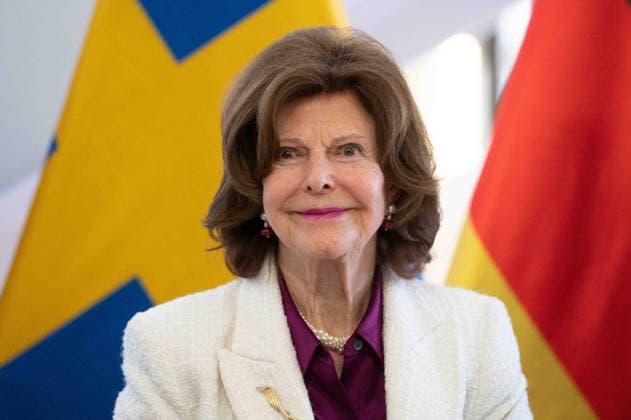 Queen SILVIA of SWEDEN, signs the golden book of the state government, Hendrik WUEST, Wüst, CDU, State Premier of North Rhine-Westphalia, welcomes Queen SILVIA of SWEDEN, in the State Chancellery in Duesseldorf on 23 03 2026